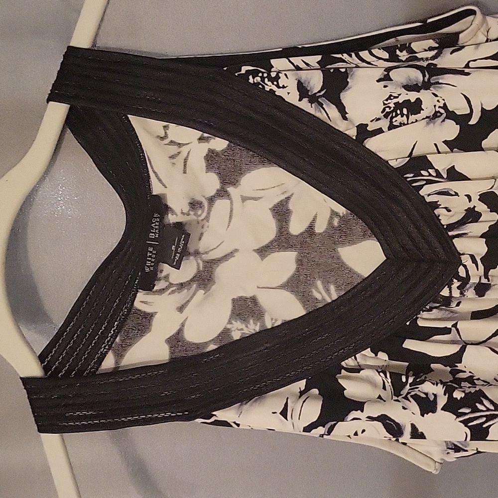 Women's White House Black Market Floral Sleeveless Top - Picture 2 of 2